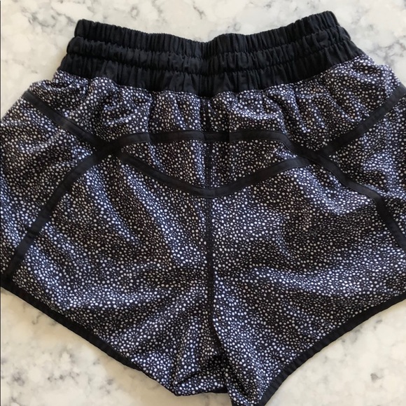 Lululemon shorts size 6 - Picture 2 of 3